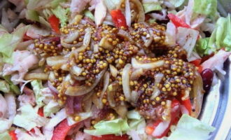 Campurkan bahan salad dengan teliti.