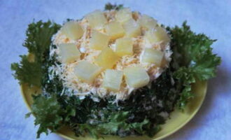 Salad with chicken, pineapple and mushrooms is ready! Decorate the dish with lettuce leaves and serve chilled!