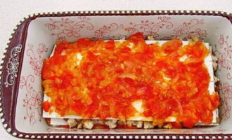 Place the pita bread again and repeat the layers with minced meat and vegetables.