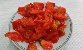 We cut the tomatoes into small pieces. We put it in the refrigerator.