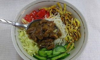 When all the ingredients have cooled, we begin to form the soup. Place vegetables, egg pancakes, noodles and meat evenly in deep bowls.