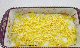 Bake the dish for 30 minutes at 180 degrees. Afterwards, sprinkle the workpiece with cheese and put it in the oven again.