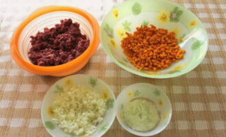 Let's start with the filling. Cut the pumpkin into small cubes and defrost the minced meat in advance. Grind one onion in a blender, the other with a knife.