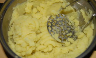 At this time, prepare the filling. Peel the potatoes, rinse and boil in unsalted water. Next, drain all the liquid and use a masher to make a homogeneous puree without lumps. Then add finely grated cheese and chopped herbs to the puree and mix everything thoroughly. Add salt if necessary.