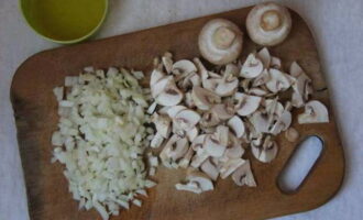 Finely chop the champignons and peeled onions.