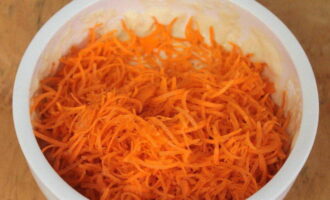 We grate the peeled and washed carrots on the same grater into a separate container.