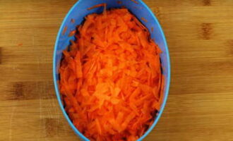 Peel one carrot and grate it on a coarse grater.