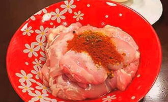 Generously sprinkle the thighs with ground pepper, paprika, spices and salt - rub the seasonings into the flesh and set aside for half an hour to soak.