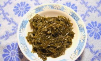 Drain the excess liquid from the seaweed. Place the ingredient itself in a suitable plate.