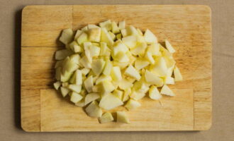 We also wash the apples, peel them, cut out the core and cut them into cubes slightly larger than celery. If desired, everything can be cut into thin strips.