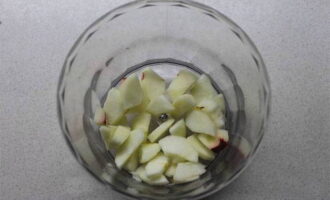 At this time, rinse the apple well under running water, peel it, cut out the core, cut into small pieces and place in a blender bowl.