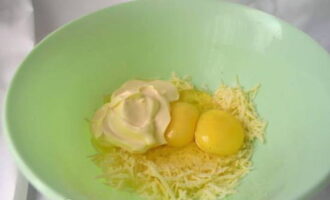 Combine the product with mayonnaise and chicken eggs.