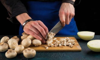 Cut mushrooms and onions into small cubes.