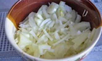 Thinly slice the onion and marinate in vinegar.