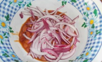 Peel the red onion and cut it into large pieces.Transfer the ingredient to the beans.