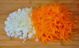 Cut off the dirty layer of carrots and wash it with water. Grate the carrots from the side of the large holes. We also finely chop the peeled onion. 