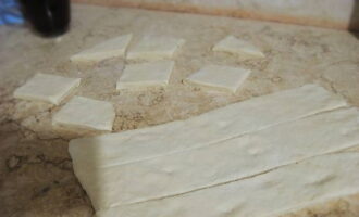 Roll out the resulting dough to a thickness of 3 millimeters. Cut out diamonds from the dough, the sides of which should be equal to four centimeters. Cover the bottom of the baking sheet with baking paper and place the dough shapes on it. Leave the dough like this for a couple of hours until it becomes crusty.