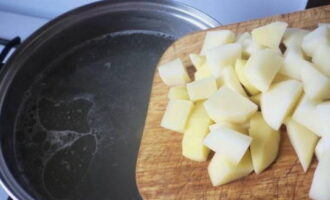 Retire el ave del caldo terminado y déjelo enfriar.También enviamos aquí dados de patatas peladas.