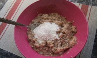 We supplement the products with one chopped onion. Stir and sprinkle with two teaspoons of flour. Mix again until smooth.