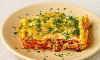 Appetizing lavash lasagna is ready. Sprinkle it with fresh dill, divide into portions and serve.