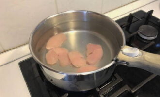 Come preparare una zuppa di patate semplice e deliziosa? Lavate il filetto di pollo, tritatelo grossolanamente, mettetelo in una casseruola, copritelo con acqua e lasciatelo cuocere. Quando l'acqua bolle, eliminate la schiuma, aggiungete metà della cipolla e continuate la cottura per altri 15-20 minuti.