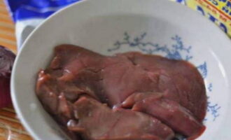 It is very easy to prepare Stroganoff-style liver according to the classic recipe. Rinse the liver, dry it and cut off the veins and films.