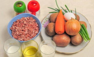 How to cook potato zrazy with minced meat? Boil the potatoes in salted water until soft. We make minced meat or use ready-made meat.