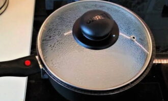 Then turn off the heat, close the dish with a lid and leave for 10 minutes.