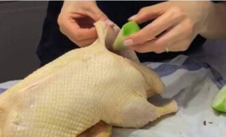 After soaking, dry the duck with paper towels, rub with salt and ground black pepper. We fill the internal cavity of the bird with prunes and apples. We fasten the skin with toothpicks or sew it with thread.