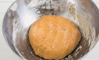 Now break one egg there, add flour and knead the dough. It should turn out soft and elastic. Place the dough in the refrigerator for 1-1.5 hours.