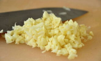 Finely chop the remaining cloves with a sharp knife. Transfer the crushed mass into a separate bowl.