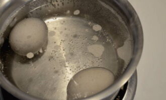 Place the eggs in a small saucepan, fill them with cold water, put on the fire, bring to a boil and cook for 7-10 minutes.Next, drain the boiling water and pour ice water into the pan with the eggs.