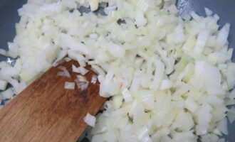 Peel the onions, cut them into small cubes and fry them in butter and olive oil until they acquire a light caramel color.