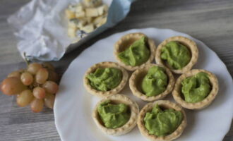 Tag nu sandkage-tarteletterne og fyld dem med den resulterende avocadocreme. For at gøre dette kan du bruge en teske eller en kagepose med dyser for at få tarteletterne til at se mere originale ud.