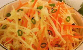 We choose a beautiful salad bowl of a suitable size and put grated carrots, radishes and chopped green onions in it. Mix the salad thoroughly and add salt to taste.