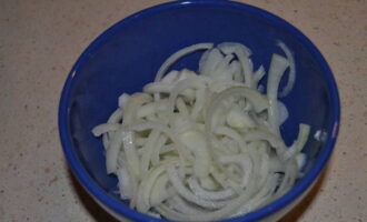 Cut the peeled onion into half rings and place in a separate bowl. Lightly disassemble it with your hands to separate the onion pieces from each other.