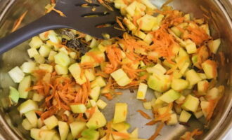 Wash and clean the zucchini. We cut it into small cubes and also put it in the frying pan.