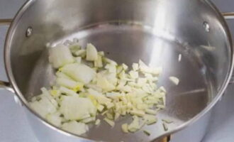 Peel the onions and garlic and chop them. Heat vegetable oil in a saucepan and fry finely chopped vegetables.