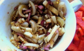 Add chopped onion to the bowl with the dressing, mix and leave to soak at room temperature.