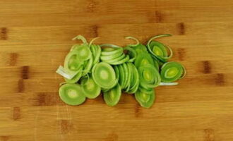 Cut the leek into thin rings.