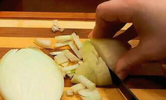 Peel the onion and finely chop it.