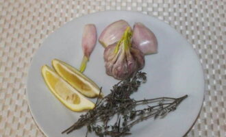 Sediakan ulas bawang putih, hirisan lemon dan tangkai thyme.