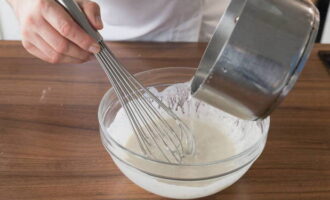 Boil the remaining water and pour it into the flour. Mix everything thoroughly with a whisk until a homogeneous mass is obtained.