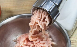 Wash the chicken breast under running water and dry thoroughly with paper towels. Cut the ingredient into large pieces and grind using a meat grinder.