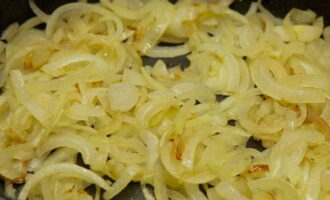 Pour vegetable oil into a frying pan on the stove. We heat it up. Fry the onion in oil until golden brown.