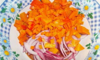 Boil the carrots, peel them, cut them into cubes and put them in a common plate.