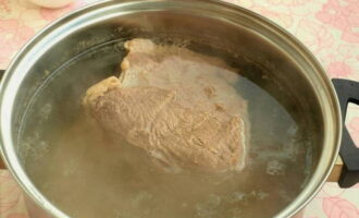 We wash the beef and remove excess fat. Place the meat in a saucepan and fill with cold purified water. When the liquid boils, add spices to the meat, stir the broth and cook the meat for 2 hours. Then the broth should be poured into a separate container, and the meat should be cut into small pieces.