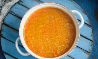 Now fill everything with water and bring to a boil over medium heat. Then cover with a lid and cook until tender for 25 minutes. After this time, we taste the potatoes and lentils to see if they are done.