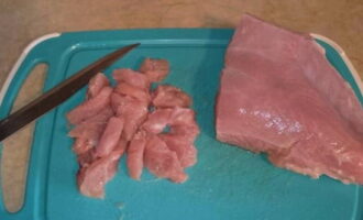 Cut the poultry meat into small pieces.