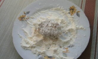 Place two teaspoons of flour in a separate plate and stir it with salt and pepper.